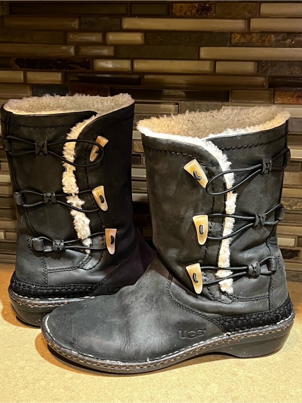 UGG Kona Black Leather Shearling Toggle Boots Women’s 8 EU 39 5156